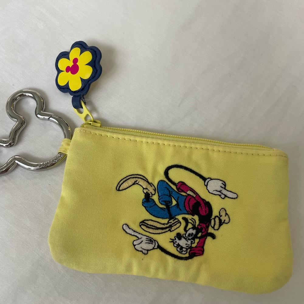 Vera Bradley Disney Sensational Goofy  Zip ID Case  yellow- embroidered